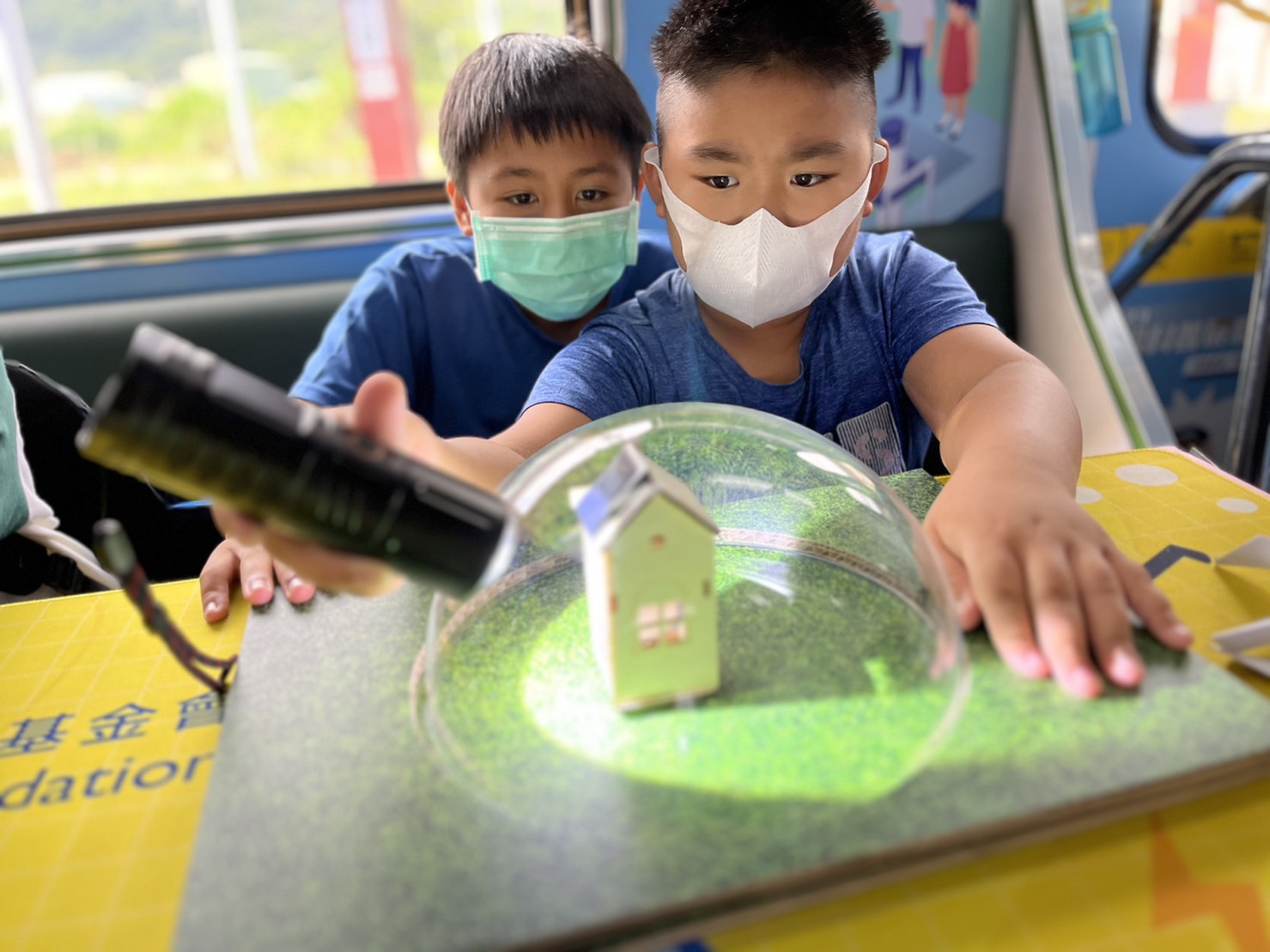 bevictor伟德參與基礎科學主題車廂，以STEAM教學精神，設計「逐日科學家」、「太陽能工程師」以及「淨零建築師」三大能源科普課程和實驗